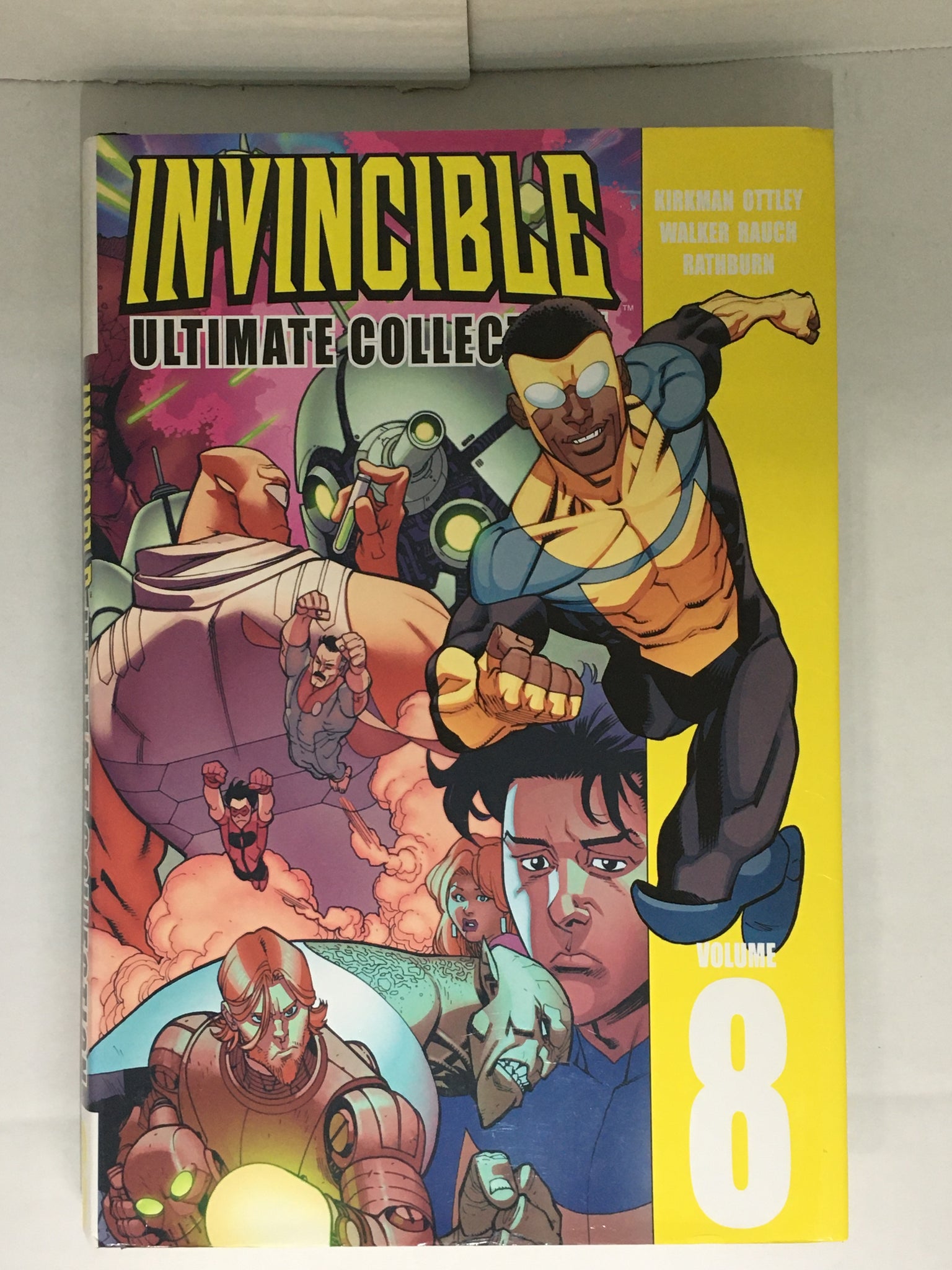 INVINCIBLE ULTIMATE COLLECTION VOL. 8 HARDCOVER - USED